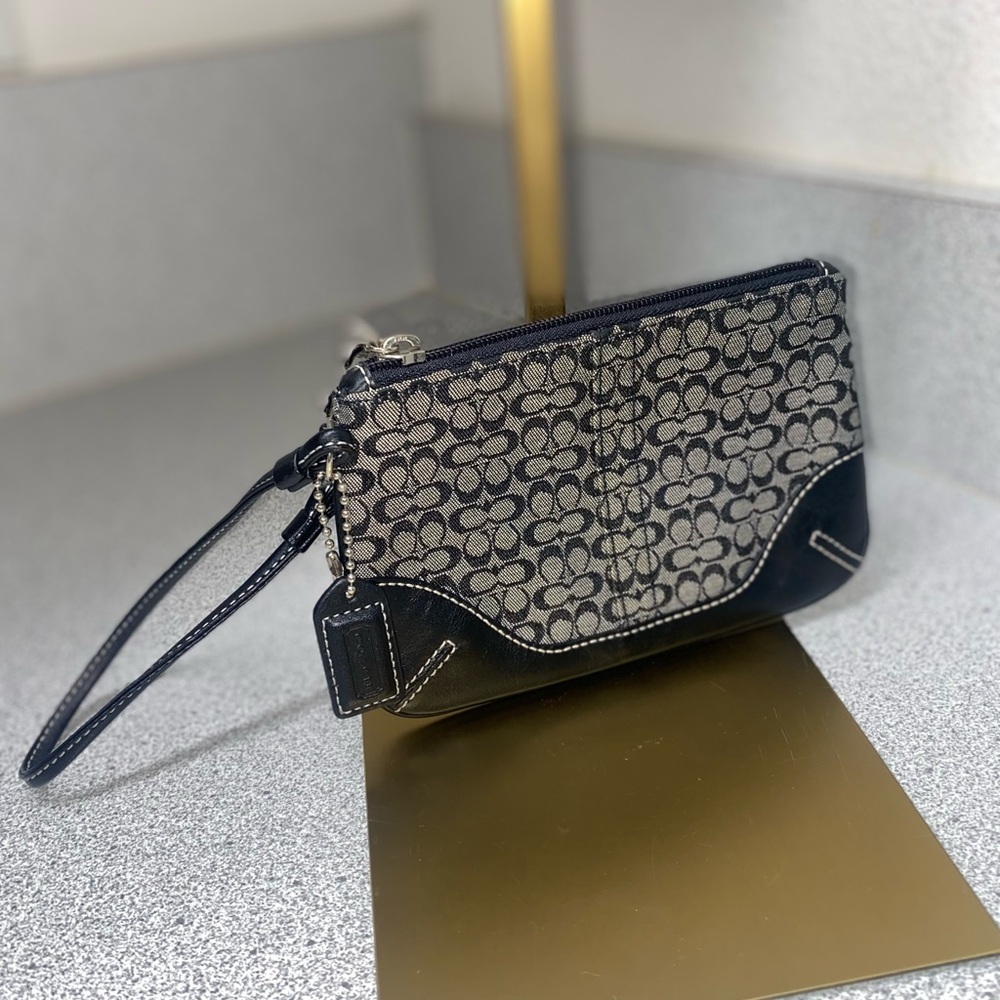 Coach Vintage Signature SoHo Wristlet GUC - Picture 1 of 11